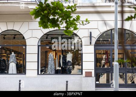 Poznan, Pologne - 18 juin 2025 : vitrine LOMBARDI présentant une collection sélectionnée de vêtements de mode modernes, reflétant le shopping urbain haut de gamme Banque D'Images
