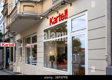 Poznan, Pologne - 18 juin 2025 : façade de magasin Kartell affichant son logo rouge audacieux et des meubles en plastique modernes à travers de grandes fenêtres en verre Banque D'Images