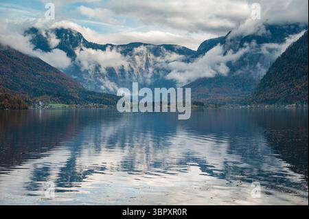 Vue panoramique sur la montagne Hallstattersee en plein jour avec neige et ciel nuageux. Vue sur le paysage de la célèbre ville de Hallstatt au bord du lac en hiver. Salzkam Banque D'Images
