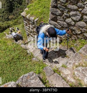 Vue en angle élevé de randonneur femme escaladant les marches sur Inca Trail Banque D'Images