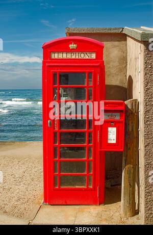 Pennan Aberdeenshire Écosse cabine téléphonique rouge ou cabine et boîte aux lettres Banque D'Images