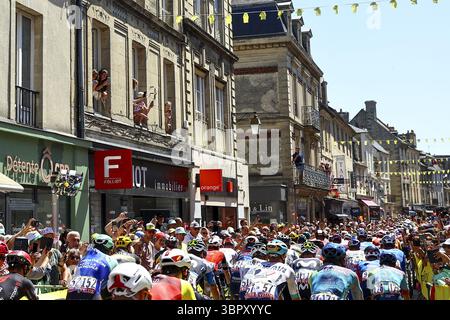 Bayeux, France. 10 juillet 2025. Le départ de la sixième étape du Tour de France cycliste 2025, de Bayeux à Vire Normandie (201 km), le jeudi 10 juillet 2025 en France. La 112ème édition du Tour de France débute le samedi 5 juillet à Lille, France, et se terminera à Paris, France, le 27 juillet. BELGA PHOTO DAVID PINTENS crédit : Belga News Agency/Alamy Live News Banque D'Images