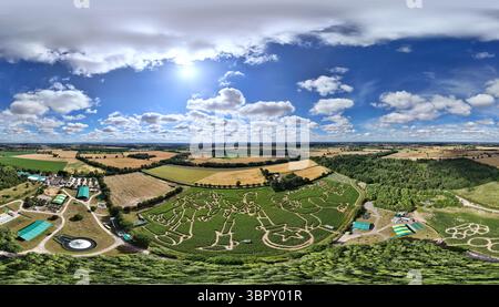Une vue aérienne du labyrinthe York de cette année qui célèbre les 30 ans de Toy Story avec des images géantes des personnages Woody, Buzz Lightyear, Slinky Dog et Mr Potato Head. York Maze est le plus grand du Royaume-Uni et est composé de plus d'un million de plants de maïs vivants dans un champ de 15 acres. Le labyrinthe Toy Story 30th Anniversary Maize Maze sera ouvert au public à partir du samedi 12 juillet. Date de la photo : jeudi 10 juillet 2025. Banque D'Images