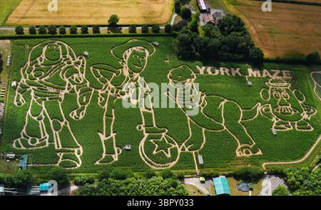 Une vue aérienne du labyrinthe York de cette année qui célèbre les 30 ans de Toy Story avec des images géantes des personnages Woody, Buzz Lightyear, Slinky Dog et Mr Potato Head. York Maze est le plus grand du Royaume-Uni et est composé de plus d'un million de plants de maïs vivants dans un champ de 15 acres. Le labyrinthe Toy Story 30th Anniversary Maize Maze sera ouvert au public à partir du samedi 12 juillet. Date de la photo : jeudi 10 juillet 2025. Banque D'Images