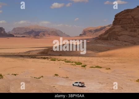 Montagnes et formations rocheuses sur le désert de Wadi Rum en Jordanie au printemps Banque D'Images
