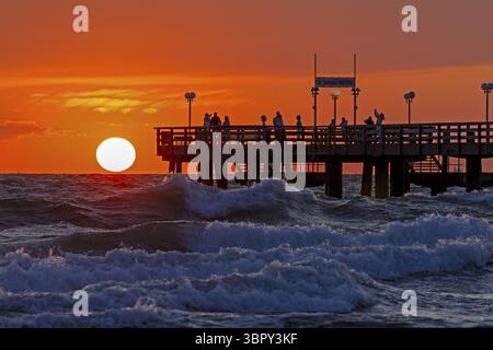Coucher de soleil, jetée, vagues, houle, Wustrow, Fischland, Mecklembourg-Poméranie occidentale, Allemagne Banque D'Images