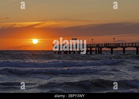 Coucher de soleil, jetée, vagues, houle, Wustrow, Fischland, Mecklembourg-Poméranie occidentale, Allemagne Banque D'Images