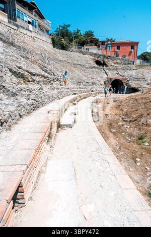 Ruines antiques d'un amphithéâtre romain à Durres, Albanie. Une ancienne arène datant du deuxième siècle après J.-C.. Banque D'Images