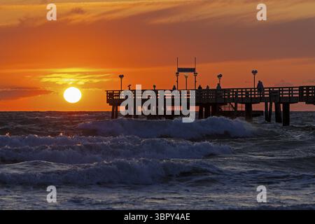 Coucher de soleil, jetée, vagues, houle, Wustrow, Fischland, Mecklembourg-Poméranie occidentale, Allemagne Banque D'Images