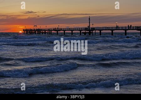 Coucher de soleil, jetée, vagues, houle, Wustrow, Fischland, Mecklembourg-Poméranie occidentale, Allemagne Banque D'Images