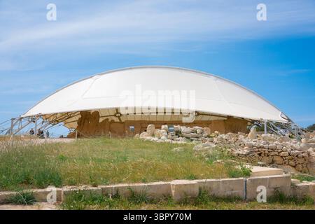 Hagar Qim, vue de la canopée protectrice protégeant les mégalithes calcaires du complexe du temple néolithique Hagar Qim de l'érosion météorologique, Malte Banque D'Images