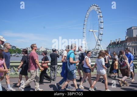Londres, Royaume-Uni 10 juillet 2025. Piétons sur le pont de westminster par une journée chaude et humide dans la capitale alors que la troisième vague de chaleur britannique de l'été devrait frapper avec des températures de 33 degrés celsius Amer Ghazzal / Alamy Live News Banque D'Images