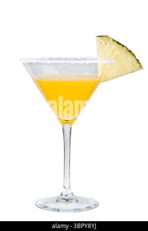 Cocktail Flirtini à l'ananas isolé sur fond blanc Banque D'Images
