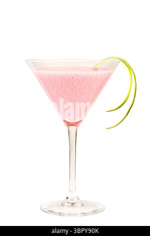 Cocktail crémeux rose avec zeste de citron vert isolé sur blanc Banque D'Images