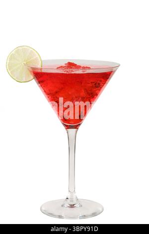 Cockail cosmopolite classique isolé sur blanc, image isolée de cocktail rouge classique, servi dans un verre à martini clair, glissé de citron vert et de glaçons Banque D'Images