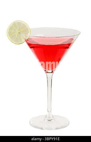 Cockail cosmopolite classique isolé sur blanc, image isolée de cocktail rouge classique, servi dans un verre à martini clair avec tranche de citron vert Banque D'Images