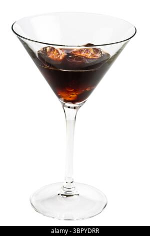 cocktail au chocolat avec des glaçons dans un verre à martini sur fond blanc Banque D'Images