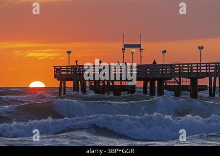 Coucher de soleil, jetée, vagues, houle, Wustrow, Fischland, Mecklembourg-Poméranie occidentale, Allemagne Banque D'Images