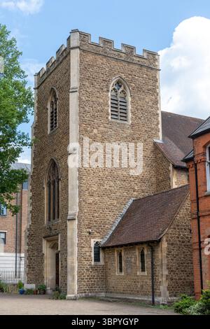 Église paroissiale catholique St Tarcisius à Camberley, Surrey. Vue extérieure de la façade avec la tour crénelée Banque D'Images