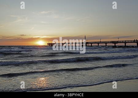 Coucher de soleil, jetée, vagues, houle, Wustrow, Fischland, Mecklembourg-Poméranie occidentale, Allemagne Banque D'Images