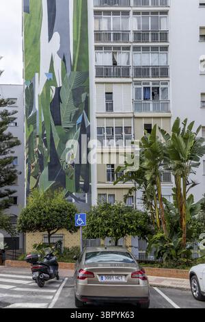 Énorme graffiti avec de grandes feuilles de palmier vertes sur les façades d'un gratte-ciel à Prol. Av. San Lorenzo, Estepona, Province de Malaga, Costa del sol, Andal Banque D'Images
