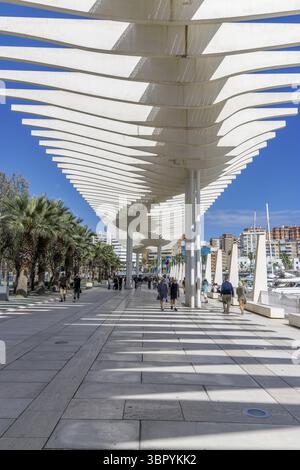 Promenade portuaire moderne avec construction de toit blanc Palmeral de Las Sorpresas sur Boulevard Muelle dos Pier avec ciel bleu en arrière-plan, Malaga, Banque D'Images