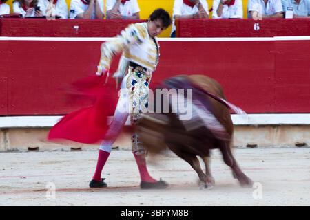 Pampelune, Espagne. 09 juillet 2025. Le torero péruvien Roca Rey se produit avec un taureau du ranch de Álvaro Núñez à Pampelune, Espagne, lors de la Fiesta de San Fermín et de la Feria del Toro le jeudi 10 juillet 2025. Le festival de huit jours, rendu célèbre par le romancier américain Ernest Hemingway, a des courses de taureaux chaque matin jusqu'au 14 juillet, date à laquelle la fiesta se termine à minuit. Photo de Jim Hollander/UPI crédit : UPI/Alamy Live News Banque D'Images