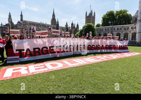 Londres, Royaume-Uni. 10 juillet 2025. Les agents de santé se rassemblent sur la place du Parlement en solidarité avec les personnes tuées à Gaza. Une coalition de groupes organisant le lobbying des députés pour appeler à la fin des meurtres d'enfants à Gaza sont rejoints cette semaine par le personnel de la British Medical Association (BMA) pour ajouter leur appel à la fin des attaques contre les travailleurs et les établissements de santé à Gaza. Plus de 1 400 travailleurs de la santé ont été tués par les forces israéliennes à Gaza et une grande partie des infrastructures sanitaires ont été détruites, tandis que les fournitures médicales ne peuvent entrer dans le territoire occupé. Crédit : Ron Fassbender/Alamy Live News Banque D'Images