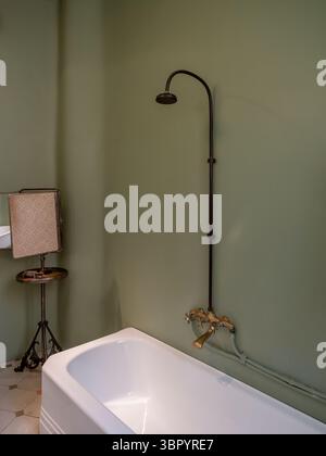 Une douche et des accessoires de bain du début du XXe siècle dans la salle de bain de l'appartement bourgeois recréé à Casa Milà (la Pedrera), Barcelone, Espagne. Banque D'Images