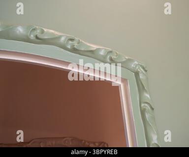 Détail du plâtre organique en forme de vague autour d'une porte, typique du design d'Antoni Gaudí, à l'intérieur de Casa Milà, Barcelone, Espagne. Banque D'Images