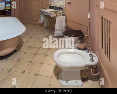 Une salle de bain du début du XXe siècle, avec bidet et autres accessoires d'époque, dans l'appartement historique de Casa Milà, Barcelone, Espagne. Banque D'Images