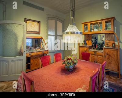 Un cadre élégant de salle à manger avec des meubles Art Nouveau dans l'appartement du début du XXe siècle à Casa Milà (la Pedrera), Barcelone, Espagne. Banque D'Images