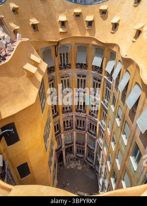 Vue surélevée depuis la terrasse sur le toit sur la cour intérieure colorée du chef-d'œuvre moderniste d'Antoni Gaudí, Casa Milà, à Barcelone, Espagne. Banque D'Images
