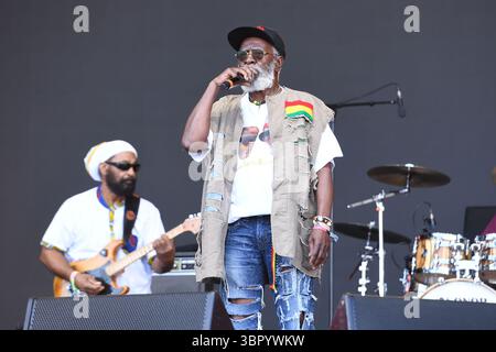ROYAUME-UNI. 27 juin 2025. SHEPTON MALLET, ANGLETERRE - JUIN 27 : Winston Rodney de 'Burning Spear' sur la scène Pyramid au Glastonbury Festival, Worthy Farm, Pilton, le 27 juin 2025 à Shepton Mallet, Angleterre.Cap/Mar © Mar/Capital Pictures Credit : Capital Pictures/Alamy Live News Banque D'Images