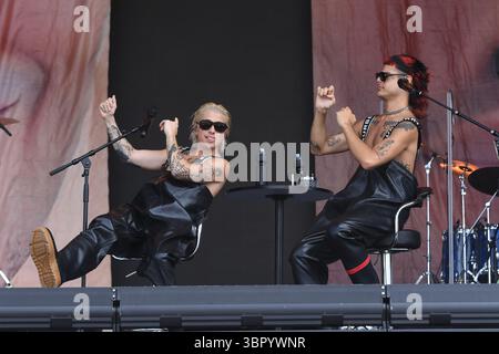 ROYAUME-UNI. 27 juin 2025. SHEPTON MALLET, ANGLETERRE - JUIN 27 : Paco Amaroso et Ca7riel de Ca7riel et Paco Amaroso se produisant au Glastonbury Festival, Worthy Farm, Pilton, le 27 juin 2025 à Shepton Mallet, Angleterre.Cap/Mar © Mar/Capital Pictures Credit : Capital Pictures/Alamy Live News Banque D'Images