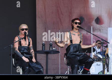 ROYAUME-UNI. 27 juin 2025. SHEPTON MALLET, ANGLETERRE - JUIN 27 : Paco Amaroso et Ca7riel de Ca7riel et Paco Amaroso se produisant au Glastonbury Festival, Worthy Farm, Pilton, le 27 juin 2025 à Shepton Mallet, Angleterre.Cap/Mar © Mar/Capital Pictures Credit : Capital Pictures/Alamy Live News Banque D'Images
