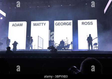 ROYAUME-UNI. 27 juin 2025. SHEPTON MALLET, ANGLETERRE - JUIN 27 : Adam Hann, Matty Healy, George Daniel et Ross MacDonald de 'The 1975' jouant sur la scène Pyramid au Glastonbury Festival, Worthy Farm, Pilton, le 27 juin 2025 à Shepton Mallet, Angleterre.Cap/Mar © Mar/Capital Pictures Credit : Capital Pictures/Alamy Live News Banque D'Images