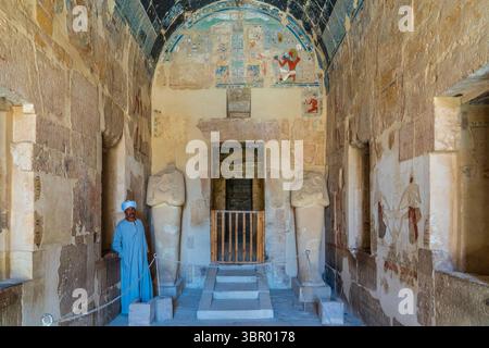 Entrée à l'un des sanctuaires du Temple d'Hatshepsout, temple mortuaire d'Hatshepsout, Louxor Banque D'Images