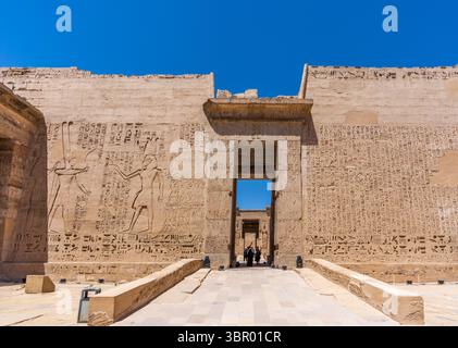 Porte orientale, également connue sous le nom de porte du Pavillon, du temple mortuaire de Ramsès III à Medinet Habu. Luxor Banque D'Images