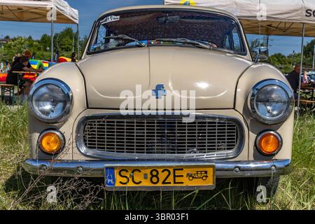 Wyrazow, Voïvodie de Silésie, Pologne - 1er juin 2025 - exposition de voitures anciennes, gris restauré Syrena 105 de l'usine FSM avec intérieur rouge Banque D'Images