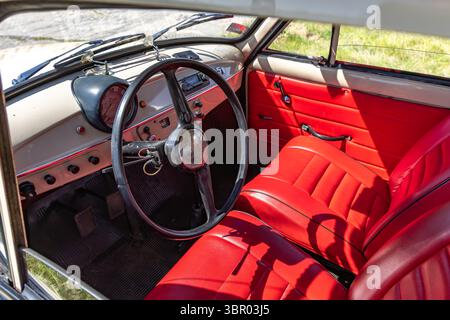 Wyrazow, Voïvodie de Silésie, Pologne - 1er juin 2025 - exposition de voitures anciennes, gris restauré Syrena 105 de l'usine FSM avec intérieur rouge Banque D'Images