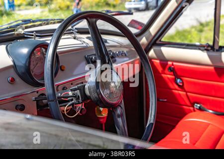 Wyrazow, Voïvodie de Silésie, Pologne - 1er juin 2025 - exposition de voitures anciennes, gris restauré Syrena 105 de l'usine FSM avec intérieur rouge Banque D'Images