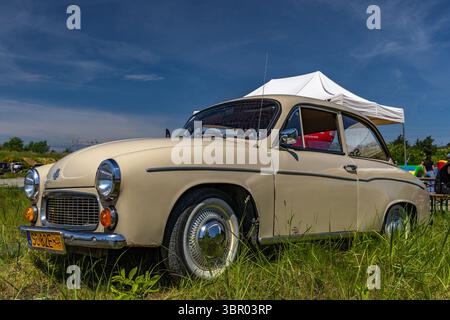 Wyrazow, Voïvodie de Silésie, Pologne - 1er juin 2025 - exposition de voitures anciennes, gris restauré Syrena 105 de l'usine FSM avec intérieur rouge Banque D'Images