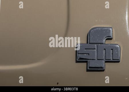 Wyrazow, Voïvodie de Silésie, Pologne - 1er juin 2025 - exposition de voitures anciennes, gris restauré Syrena 105 de l'usine FSM avec intérieur rouge Banque D'Images