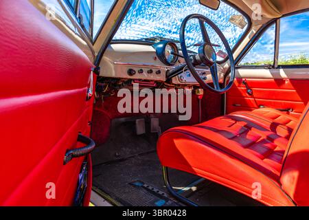 Wyrazow, Voïvodie de Silésie, Pologne - 1er juin 2025 - exposition de voitures anciennes, gris restauré Syrena 105 de l'usine FSM avec intérieur rouge Banque D'Images