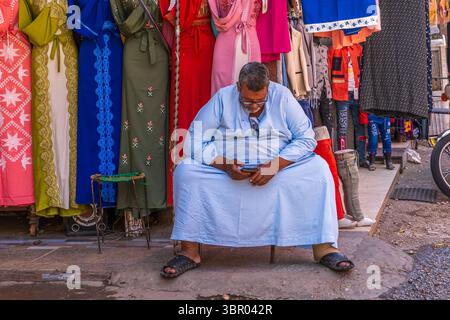 Vendeur de vêtements pour femmes au marché de Louxor, Egypte Banque D'Images