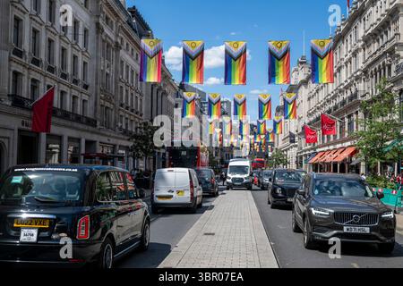Londres, Royaume-Uni. 10 juillet 2025. Une vue générale de la circulation dans Regent Street dans le West End. De récentes propositions visant à piétonner Oxford Street ont été approuvées et le conseil municipal de Westminster et le Crown Estatehave ont présenté de nouvelles propositions visant à piétonner Regent Street entre Oxford Circus et St James’s Park et à agrandir l’espace piétonnier Piccadilly Circus viennent d’être déposées. Credit : Stephen Chung / Alamy Live News Banque D'Images