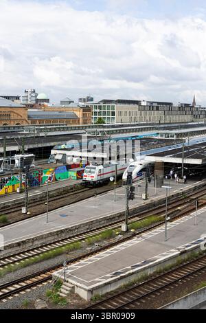 Hanovre, Allemagne. 09 juillet 2025. Des trains de différentes classes sont stationnés sur plusieurs voies à la gare centrale de Hanovre. Crédit : Michael Matthey/dpa/Alamy Live News Banque D'Images