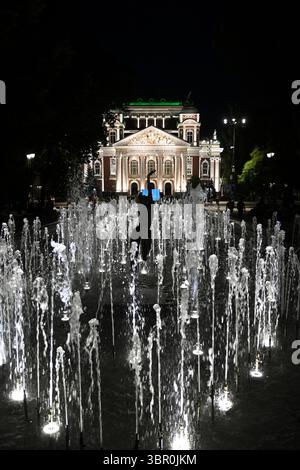 Sofia, Bulgarie - 14 juin 2025 : Théâtre national Ivan Vazov à Sofia la nuit. Banque D'Images
