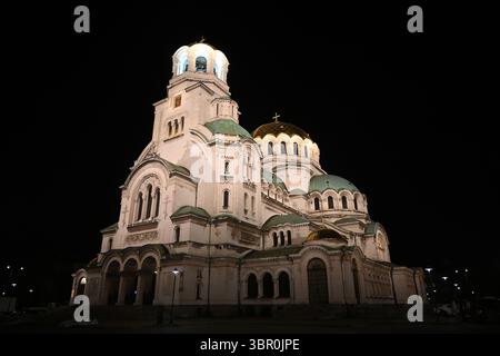 Sofia, Bulgarie - 14 juin 2025 : Cathédrale Saint-Alexandre Nevski la nuit. Banque D'Images
